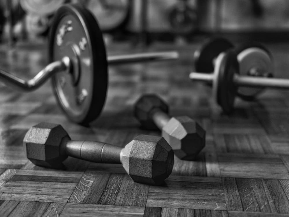 Barre ou haltères en musculation: différences, avantages et comment choisir ?